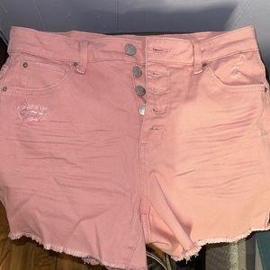 I’m selling these shorts they are too little
